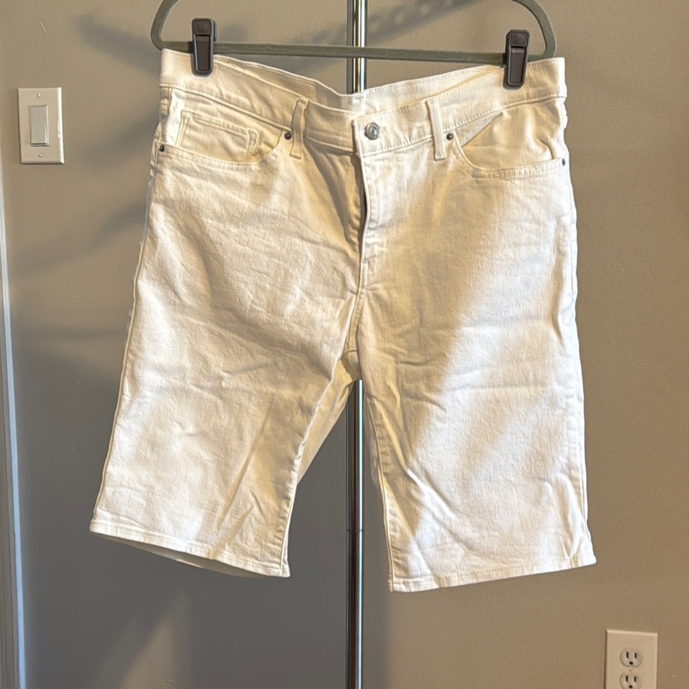 Levi's White Bermuda Shorts Knee-Length Casual